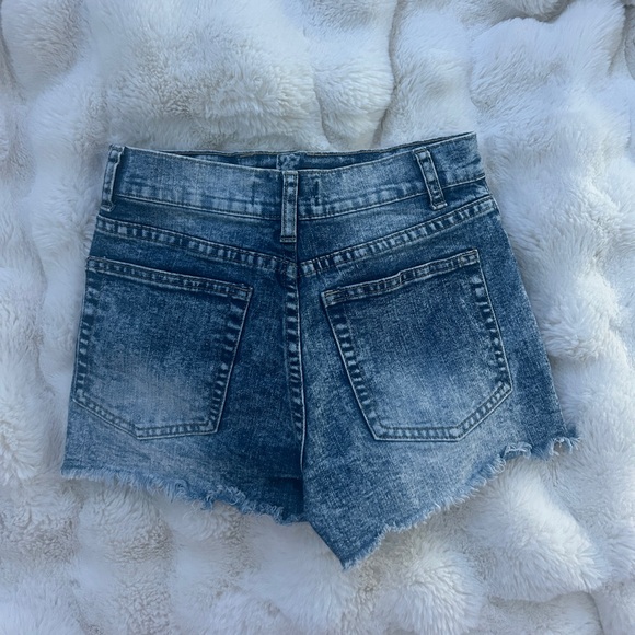 HIGH RISE RIPPED SHORTS🩵🩵 - Picture 2 of 5